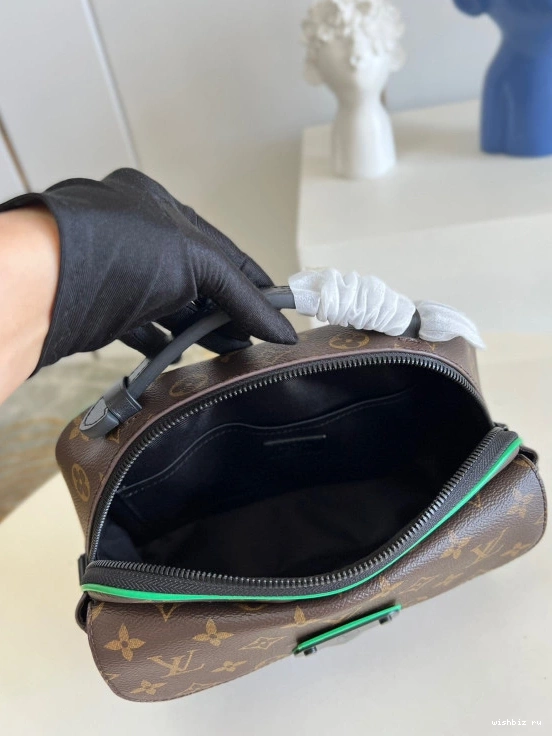 WIS VUITTON S LOUIS MESSENGER LOCK 1226